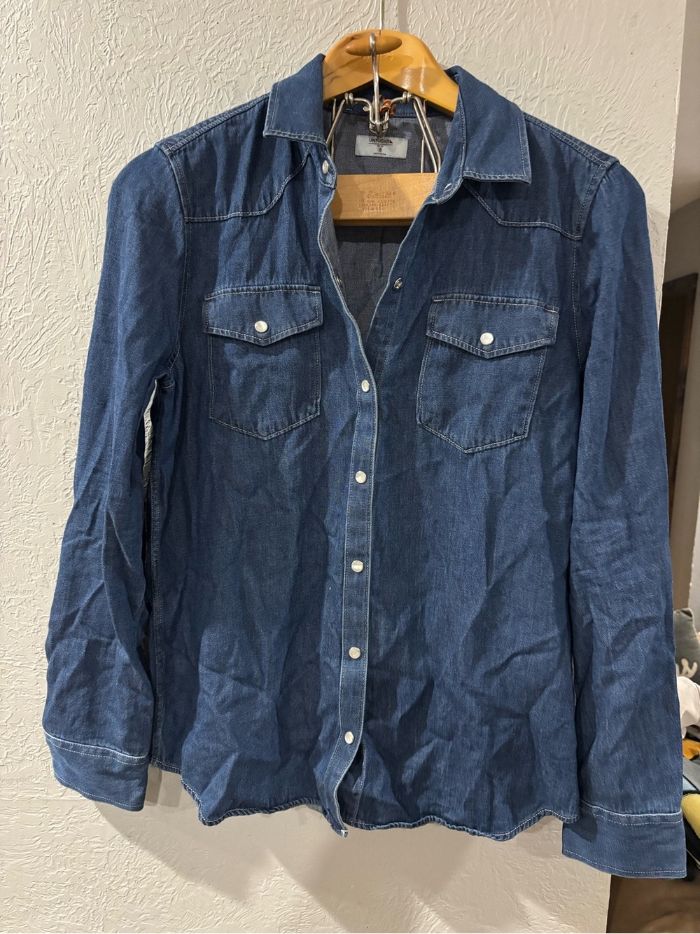 UnTuckIt for Her Shirt Monica Chambray Denim Cowboy Pearl Snap LS Western Sz 8
